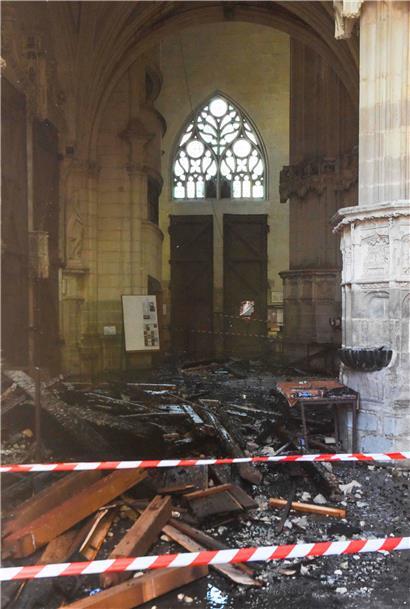 Das Innere der Kathedrale in Nantes nach Brand und Löscharbeiten
