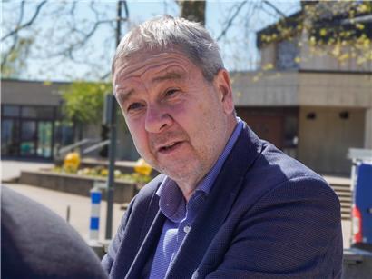 Interview mit künftigen Ex-Bürgermeister Michel Wolter auf dem Place Claus Cito, zentraler Treffpunkt der Gemeinde