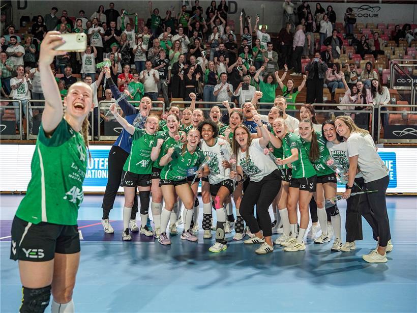 Käerjenger Damenteam feiert Pokalsieg nach starker Saison im Frauenfußball
