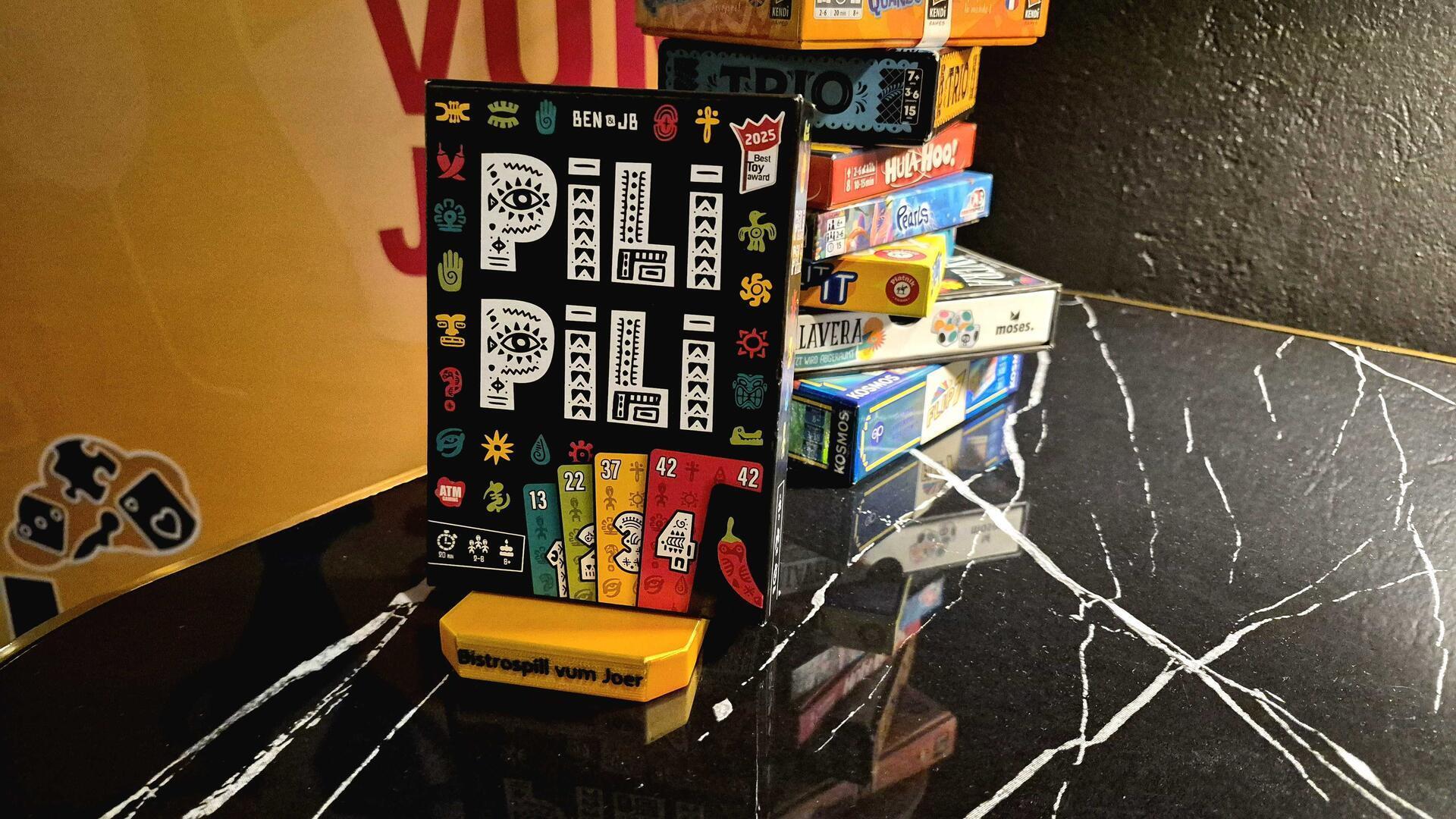 Das Kartenspiel „Pili Pili“ wurde von Benjamin Brissy und Jean-Baptiste Campion entwickelt und bei „ATM Gaming“ veröffentlicht
