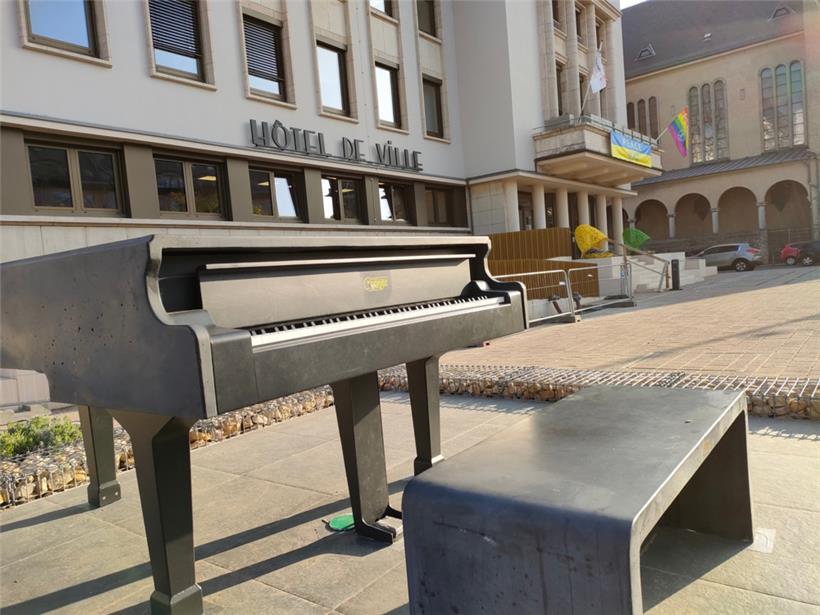 Das Klavier aus Stein, dessen Kauf im April 2021 beschlossen wurde, steht inzwischen vor dem Rathaus und wartet auf Pianisten 

