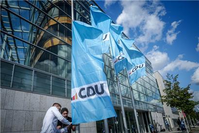 Das Konrad-Adenauer-Haus, die CDU-Parteizentrale in Berlin, wird neu beflaggt
