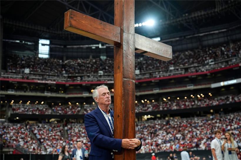 Das Kreuz mit der amerikanischen Demokratie. Hier der „digitale Apostel“ Dan Beazley bei der Trauerfeier für Charlie Kirk.
