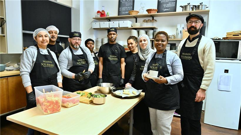 Küchenteam bereitet frische Bowls, Suppen und Gebäck für abwechslungsreiches kulinarisches Angebot zu