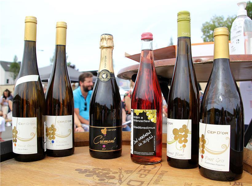 Das Kultgetränk „Picadilly“ (die rote Flasche in der Mitte) geht an drei Wochenenden „On Tour“ durch 17 Gemeinden
