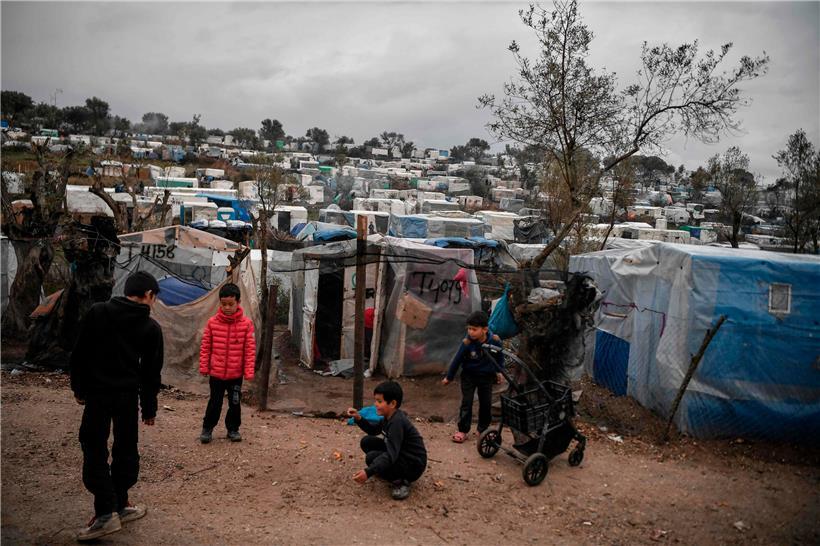 Das Lager Moria auf Lesbos ist hoffnungslos überfüllt, aber unbegleitete Kinder müssen wegen der Coronakrise vorerst weiter dort ausharren 
