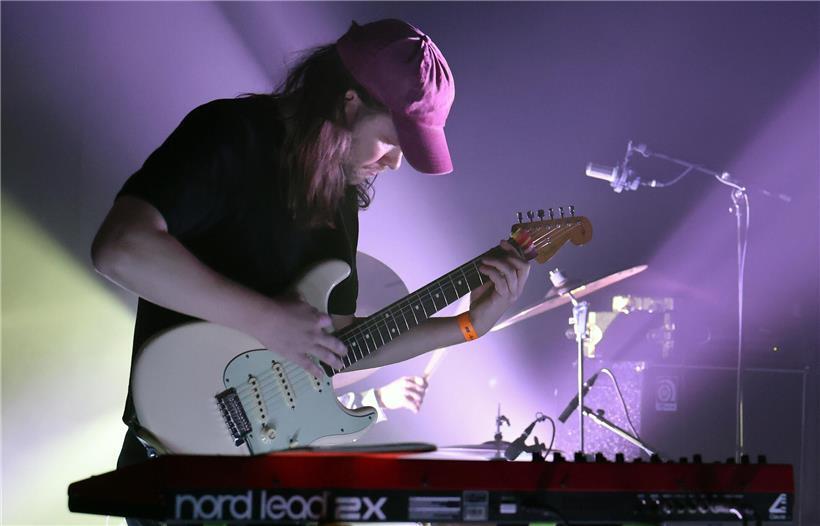 Line-up 2026 mit zwölf Bands auf der Festivalbühne bei Abendlicht