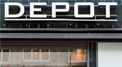 Das Logo der Handelskette Depot hängt über dem Eingang des Kaufhauses in der Innenstadt von Hamburg
