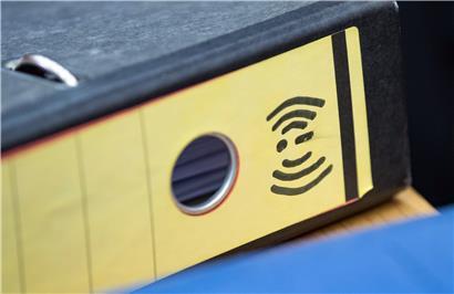 Das Logo der Internet-Plattform „linksunten.indymedia“ auf einem Aktenordner der Kläger-Anwälte
