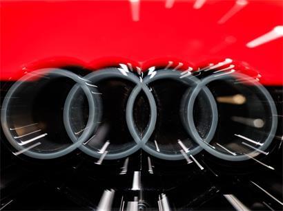Das Logo des Automobilherstellers Audi ist auf einem Fahrzeug am Rande der Audi Jahrespressekonferenz zu sehen