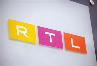 Das Logo des Fernsehsenders RTL ist auf einem Hinweisschild vor dem Gebäude des Sendezentrums in Köln zu sehen
