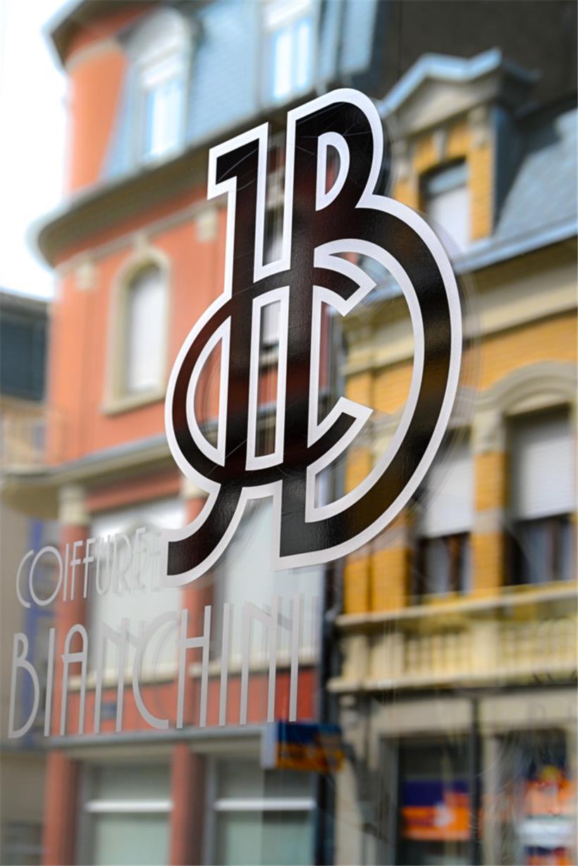 Das Logo des Friseursalons
