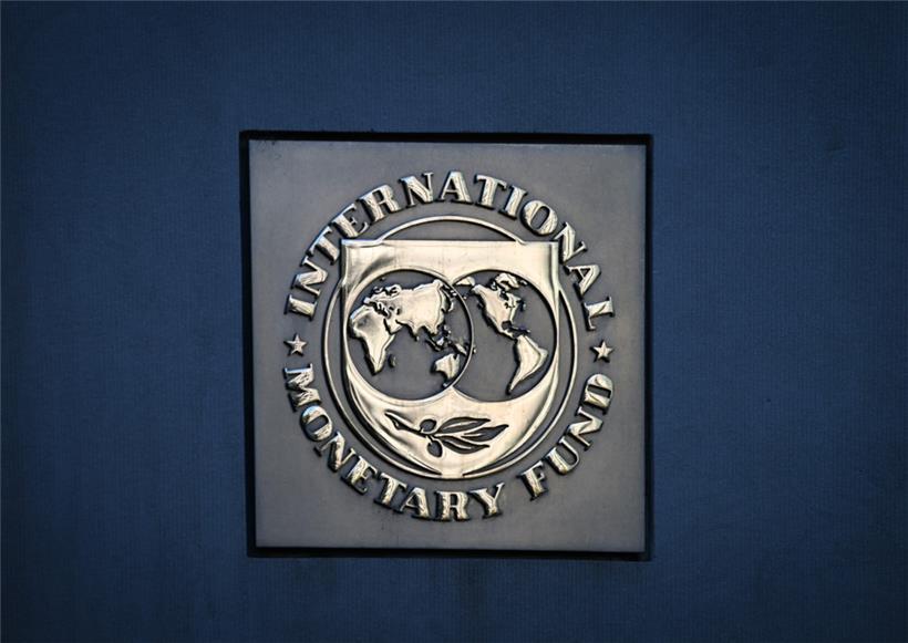 Das Logo des Internationalen Währungsfonds (IWF) an der Fassade des Tagungsgebäudes in der Pennsylvania Avenue
