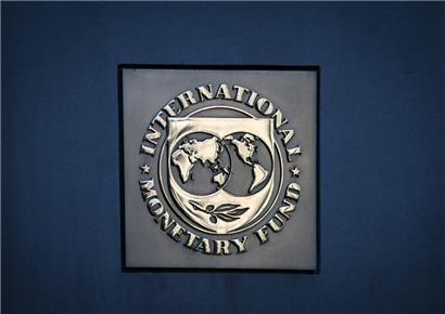 Das Logo des Internationalen Währungsfonds (IWF) an der Fassade des Tagungsgebäudes in der Pennsylvania Avenue
