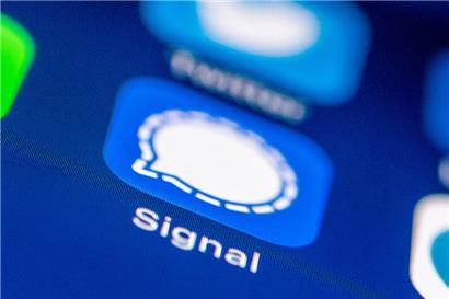 Das Logo des Messenger-Dienstes Signal auf einem Smartphone. Signal verfügt über eine wirksame Ende-zu-Ende-Verschlüsselung.
