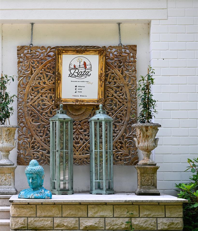 Das Logo des Trödelmarkts zeigt das Kerngehäuse eines Apfels (Luxemburgisch „Bat...