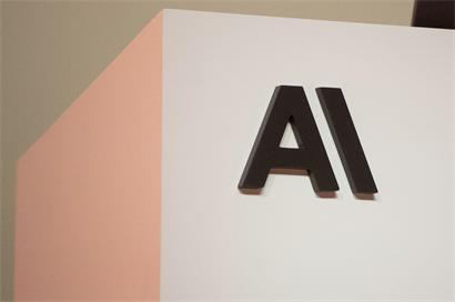 Das Logo von Anthropic ist bei einer Veranstaltung der KI-Firma zu sehen: Wieder sorgt ein Vorfall mit einem KI-Modell des Unternehmens für Aufregung