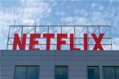 Das Logo von Netflix ist auf einem Gebäude des Videostreaming-Anbieters zu sehen

