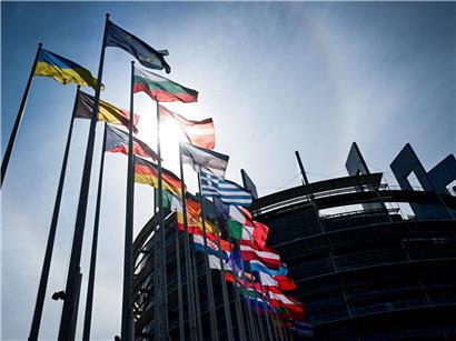 Louise Weiss-Gebäude des EU-Parlaments in Straßburg mit Abgeordneten, die EU-weite Vergewaltigungsdefinition fordern