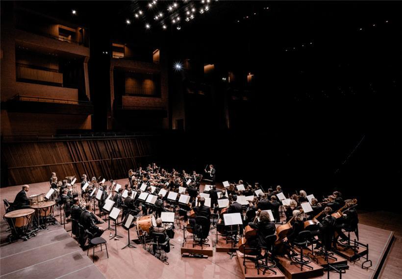 Das Luxembourg Philharmonic unter dem Dirigenten Gustavo Gimeno
