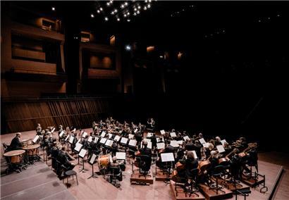 Das Luxembourg Philharmonic unter dem Dirigenten Gustavo Gimeno
