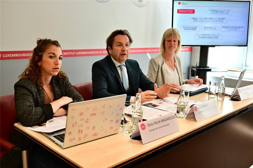Das Luxemburger Institut für Marktregulierung (ILR) im Interesse der Verbraucher: Kommunikationsbeauftragte Maïa Nicté Mazariegos, Direktor Luc Tapella und Juristin Sophie Steichen
