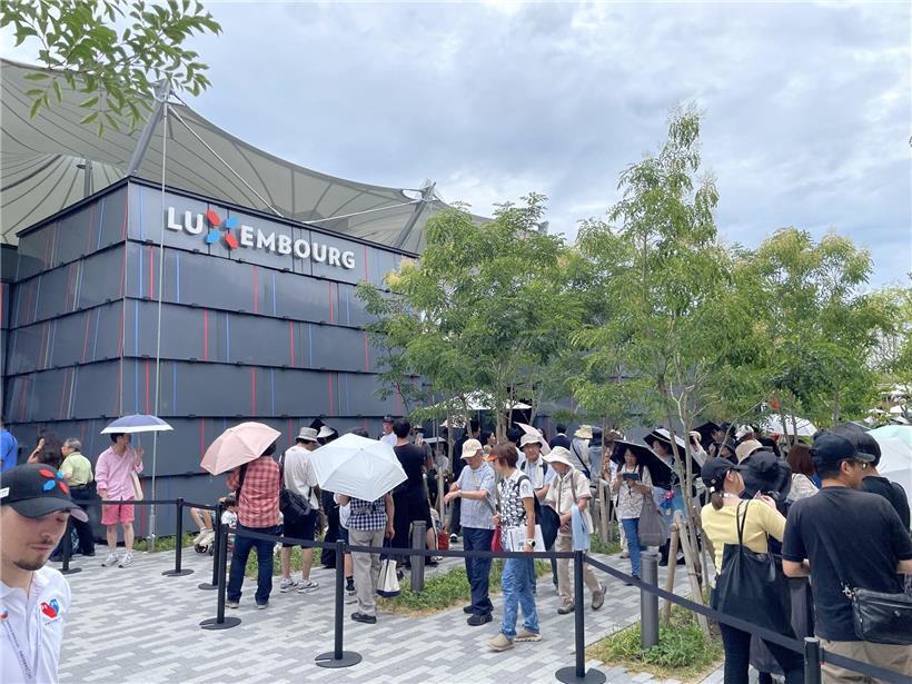 Luxemburger Pavillon in Osaka mit moderner Architektur und grünem Stadtgarten bei klarem Himmel