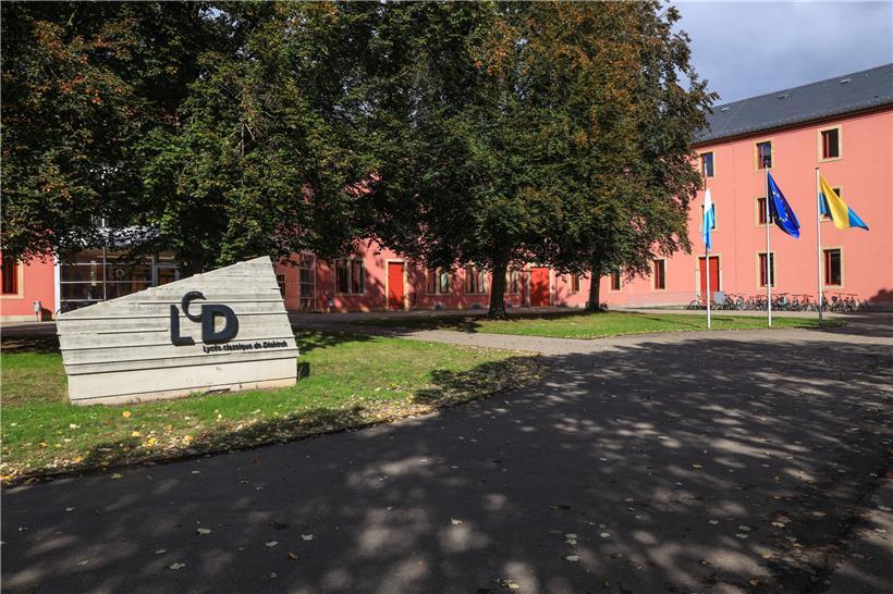 Das „Lycée classique de Diekirch“ kommt im neuen Schuljahr einfach nicht aus den Schlagzeilen heraus. Nach der Kontroverse um einen neuen Dresscode schlagen jetzt die Vorkommnisse um die Karikatur eines Ex-Schülers hohe Wellen.
