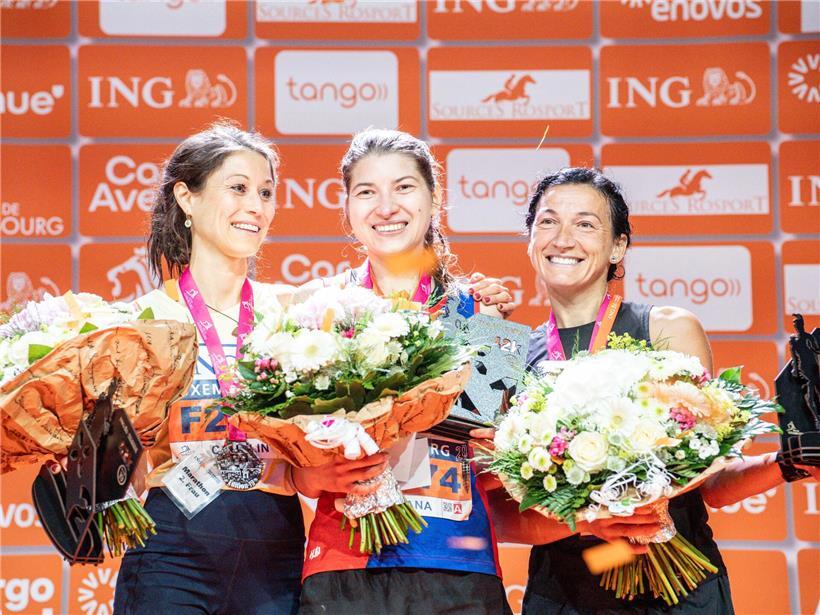 Marathon-Podium Damen mit Luxemburgerin Shefi Xhaferaj rechts beim Siegerehrungslauf