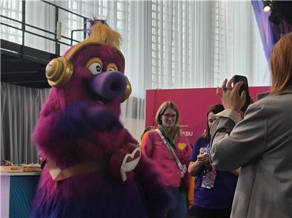 Das Maskottchen des ESC legt auch eine Tanzeinlage ein