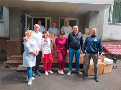 Das Material ist mittlerweile im Krankenhaus angekommen und wurde von einem freudestrahlenden Gennady Dombrowsky (links im Bild) in Empfang genommen
