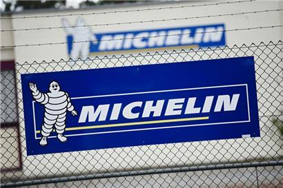 Das Michelin-Männchen auf einem Schild am Werk in Hallstadt in Bayern
