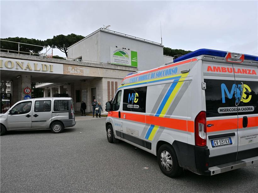 Monaldi-Krankenhaus in Neapel, modernes Krankenhausgebäude mit klarem Himmel, Gesundheitszentrum Süditalien
