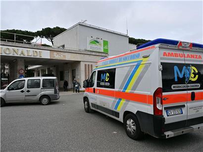 Monaldi-Krankenhaus in Neapel, modernes Krankenhausgebäude mit klarem Himmel, Gesundheitszentrum Süditalien