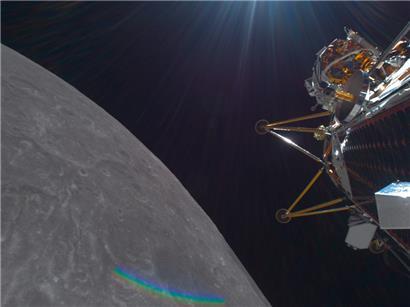 Das Mondlandegerät Athena der IM-2-Mission der Nova-C-Klasse in einer kreisförmigen Umlaufbahn um den Mond. Nach Angaben von Intuitive Machines, LLC, erwarten die Fluglotsen, dass Athena 39 Mondumläufe absolvieren wird, bis ihr Landeplatz in der Südpolregion über ausreichend Sonnenlicht verfügt, um den Betrieb an der Oberfläche zu ermöglichen.
