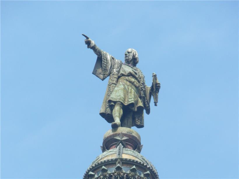 Monumento a Colón in Barcelona am Hafen mit blauem Himmel und Touristen bei sonnigem Wetter