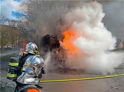 Das Müllfahrzeug brannte lichterloh, als die Feuerwehrleute anrückten
