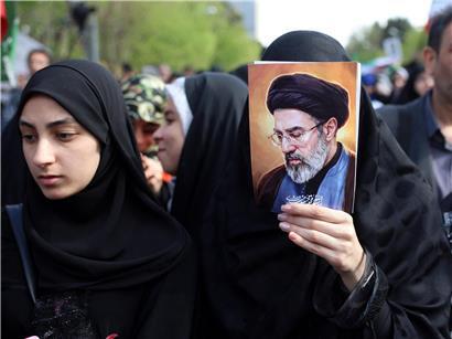 Unterstützer des Mullah-Regimes bei politischer Kundgebung mit Flaggen und Bannern in Iran