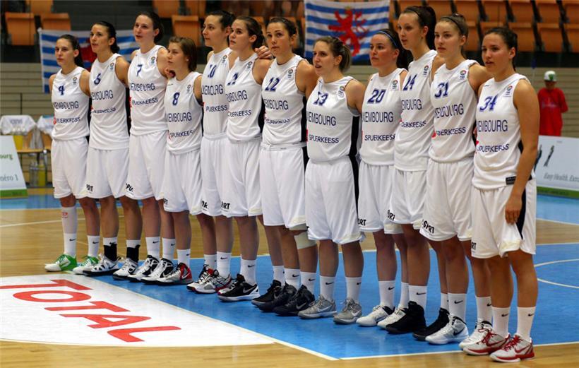 Das Nationalteam im Jahr 2012: Damals stand Lisy (Nr. 4) gemeinsam mit Schwester Tessy (Nr. 7) auf dem Feld
