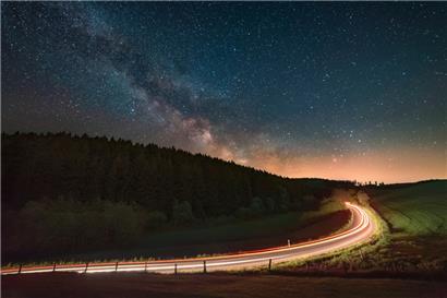 Das Nebeneinander von Kunstlicht und Sternenhimmel gelingt hier nur dank moderner Technik: Um die Perseiden zu sehen, sollte man sich von Autoscheinwerfern eher fernhalten.
