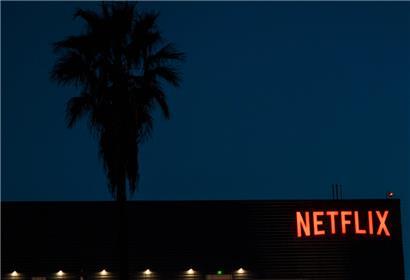 Das Netflix-Logo auf dem Dach eines Bürogebäudes in Hollywood, Kalifornien
