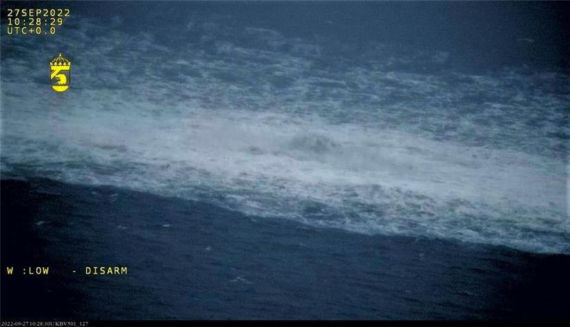 Das Nord-Stream-1-Gasleck in der Ostsee, fotografiert aus einem Flugzeug der schwedischen Küstenwache. Die Europäische Union hält Sabotage als Ursache für die Lecks an den Gas-Pipelines Nord Stream 1 und 2 für wahrscheinlich und hat mit Gegenmaßnahmen gedroht.
