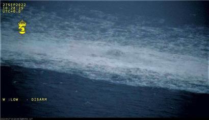 Das Nord-Stream-1-Gasleck in der Ostsee, fotografiert aus einem Flugzeug der schwedischen Küstenwache. Die Europäische Union hält Sabotage als Ursache für die Lecks an den Gas-Pipelines Nord Stream 1 und 2 für wahrscheinlich und hat mit Gegenmaßnahmen gedroht.
