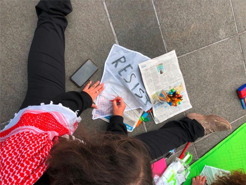 Das Organisationsteam von „Decolonise 101“ begriff die Aktion als Erfolg: Einblicke in das Zeltlager vor dem European Convention Center Luxembourg Mitte Oktober
