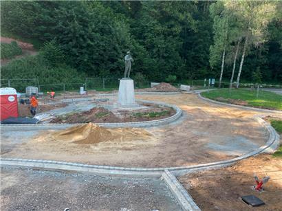 Das Patton-Denkmal Ende Juni: Die Konturen der neuen Anlage, hier noch im Bau, sind bereits gut zu erkennen
