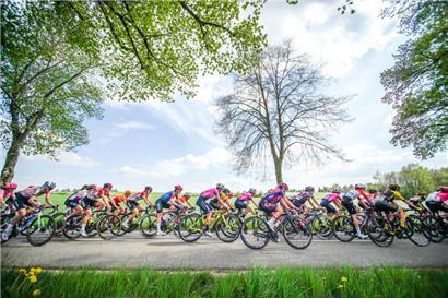 Das Peloton auf der ersten Etappe rund um Steinfort
