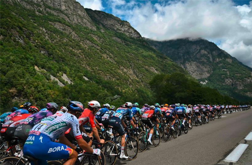 Das Peloton bei der 18. Etappe der 112. Ausgabe der Tour de France
