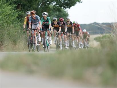 Peloton der Landesmeisterschaft diskutiert Zielsprint zwischen Radfahrern Arthur Kluckers und Mathieu Kockelmann