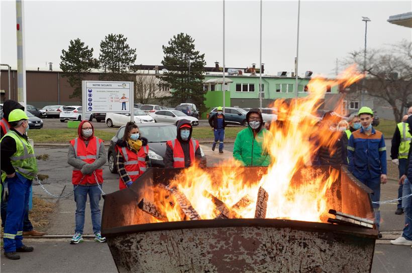 Das Personal blockierte die Einfahrt zur Eurofoil: 18 Laster konnten nicht zeitgerecht entladen werden.

