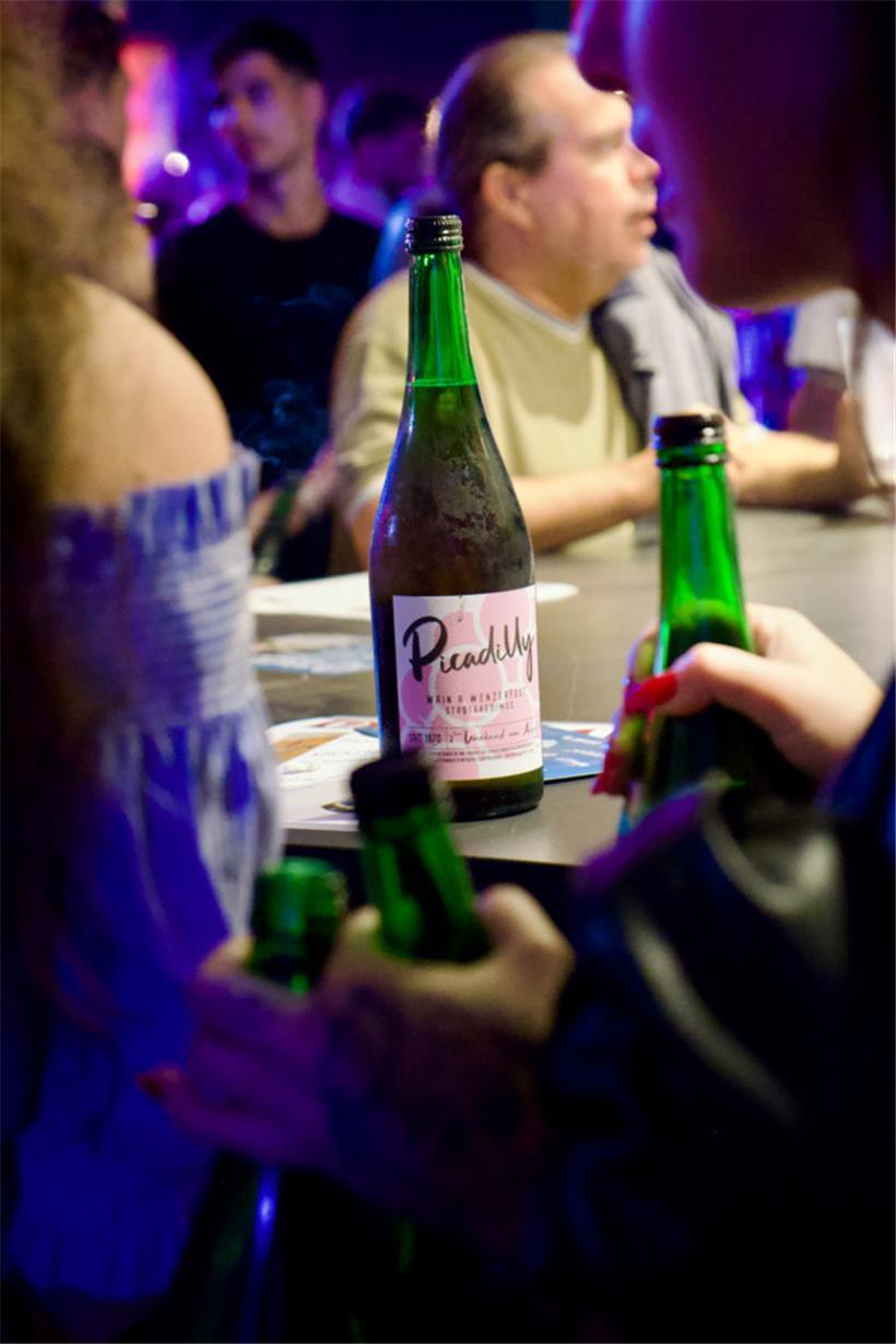 Das Picadilly ist bekannt für seinen erfrischend süßen Wein, der in Strömen fließt
